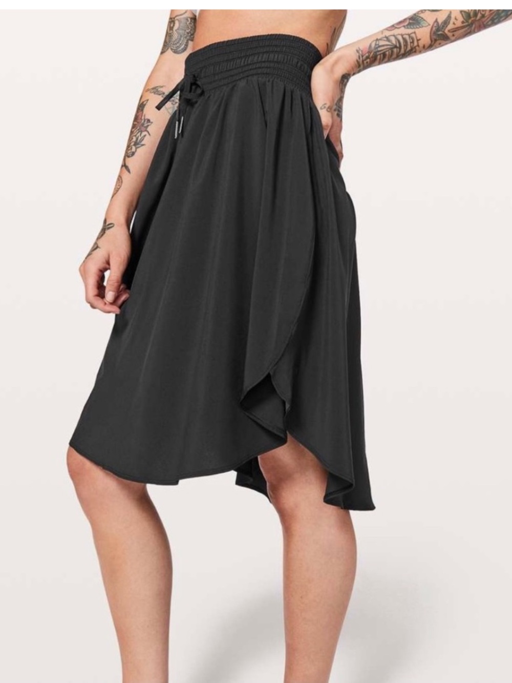 Lululemon everyday skirt in black, size 8.